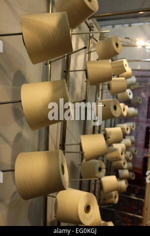 Dhaka 9. Februar 2015. Gruppe der Spule Gewinde Kegel auf eine Schärmaschine in einer Textilfabrik. Stockfoto