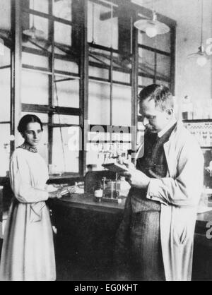 Deutsche Chemiker OTTO HAHN (1879-1968) mit Lise Meitner an der Kaiser-Wilhelm-Institut für Chemie in Berlin-Dahlem im Jahr 1913 Stockfoto