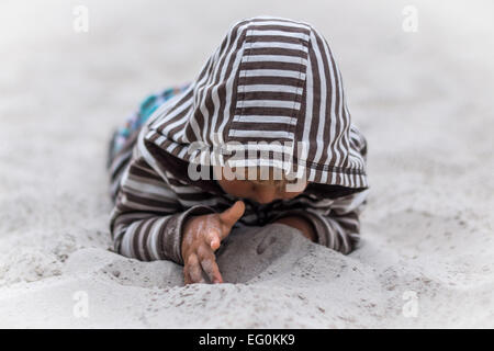 Jungen spielen im sand Stockfoto