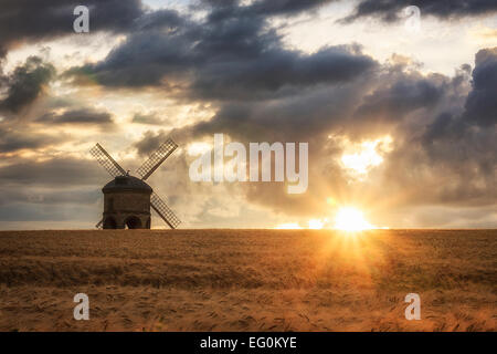 Windmühle in einem Gerstenfeld, Chesterton, Warwickshire, England, Großbritannien Stockfoto