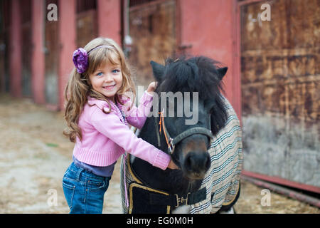 Porträt von Mädchen stehen mit ihrem pony Stockfoto