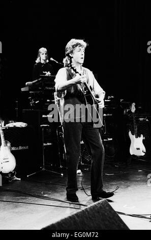 Musikers Paul McCartney auf der Bühne mit Linda McCartney im Hintergrund in Italien während seiner Welttournee 1989 Stockfoto