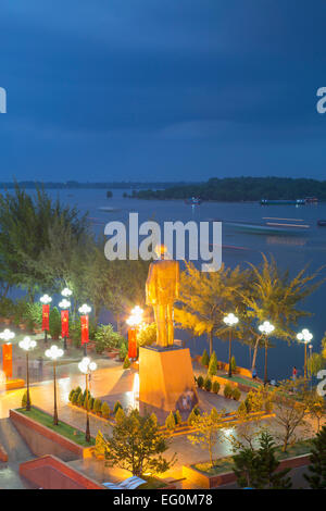 Blick auf können Tho Fluss und Ho-Chi-Minh-Statue in der Abenddämmerung, Can Tho, Mekong-Delta, Vietnam Stockfoto