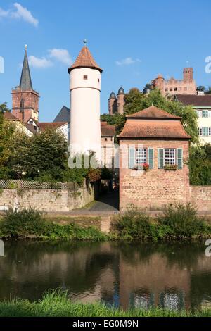 Deutschland: Stadt Wertheim aus dem Fluss Tauber, Baden-Württemberg. Foto vom 3. Oktober 2014. Stockfoto