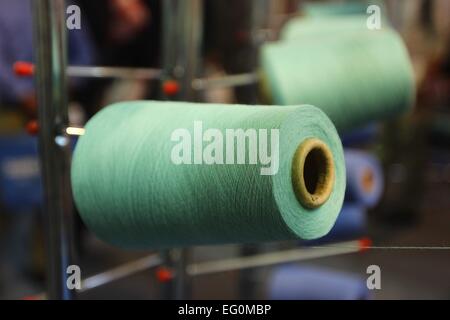 Dhaka 9. Februar 2015. Gruppe der Spule Gewinde Kegel auf eine Schärmaschine in einer Textilfabrik. Stockfoto