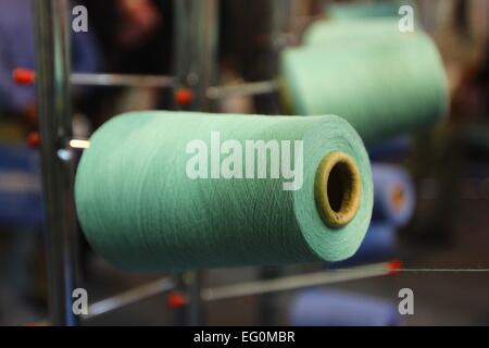 Dhaka 9. Februar 2015. Gruppe der Spule Gewinde Kegel auf eine Schärmaschine in einer Textilfabrik. Stockfoto