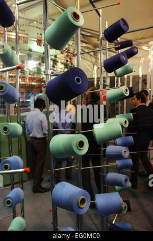 Dhaka 9. Februar 2015. Gruppe der Spule Gewinde Kegel auf eine Schärmaschine in einer Textilfabrik. Stockfoto