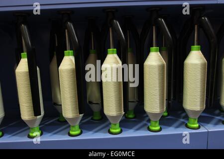 Dhaka 9. Februar 2015. Gruppe der Spule Gewinde Kegel auf eine Schärmaschine in einer Textilfabrik. Stockfoto