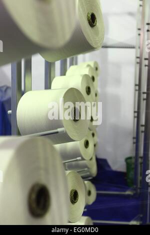 Dhaka 9. Februar 2015. Gruppe der Spule Gewinde Kegel auf eine Schärmaschine in einer Textilfabrik. Stockfoto