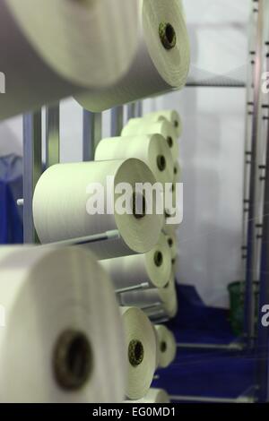 Dhaka 9. Februar 2015. Gruppe der Spule Gewinde Kegel auf eine Schärmaschine in einer Textilfabrik. Stockfoto