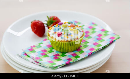 Muffins auf Holz und Platten. Stockfoto