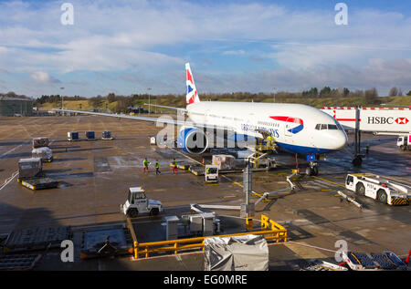 British Airways Flugzeug geladen und entladen bei Gatwick Flughafen, London, England, UK Stockfoto