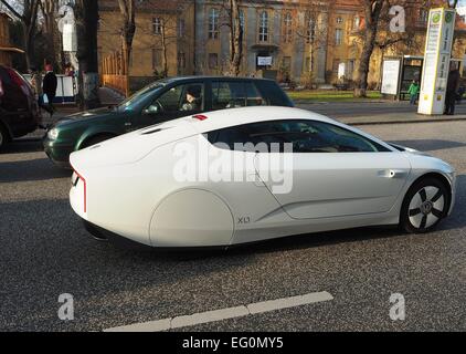 Ein Volkswagen VW XL1 ein Liter Auto fahren in einer Straße in Berlin am 6. Dezember 2014. Foto: Wolfram Steinberg/dpa Stockfoto