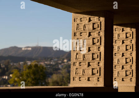 Datei: Los Angeles, Kalifornien, USA. 24. Januar 2015. Der Blick auf das Hollywood-Zeichen von der Kolonnade im Frank Lloyd Wrights Hollyhock House in Barnsdall Art Park, Hollywood, Los Angeles, CA. Frank Lloyd Wrights Hollyhock House wiedereröffnen, 13. Februar 2015. Bildnachweis: Kayte Deioma/Alamy Live-Nachrichten Stockfoto