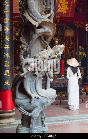 Frau trägt Ao Dai Kleid an Ha Chuong Hoi Quan Pagode, Cholon, Ho-Chi-Minh-Stadt, Vietnam Stockfoto