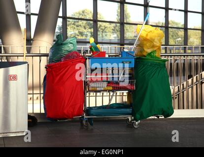 Die Utensilien Und Arbeitsmittel Einer Reinigungskraft Stehen Auf Einem Bahnsteig der S-Bahn bin Bahnhof Südkreuz in Berlin 14.08.2014. Foto: Wolfram Steinberg/dpa Stockfoto