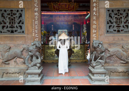 Frau trägt Ao Dai Kleid an Ha Chuong Hoi Quan Pagode, Cholon, Ho-Chi-Minh-Stadt, Vietnam Stockfoto