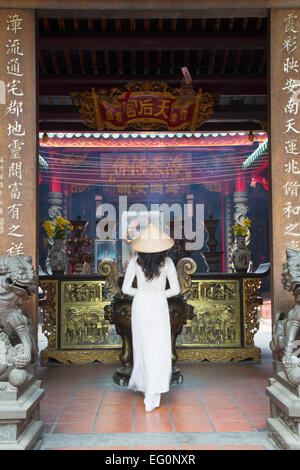 Frau trägt Ao Dai Kleid an Ha Chuong Hoi Quan Pagode, Cholon, Ho-Chi-Minh-Stadt, Vietnam Stockfoto