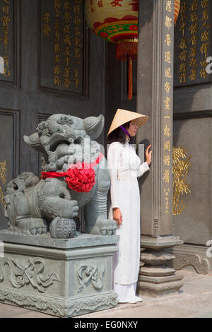 Frau trägt Ao Dai Kleid an Nghia An Hoi Quan Pagode, Cholon, Ho-Chi-Minh-Stadt, Vietnam Stockfoto