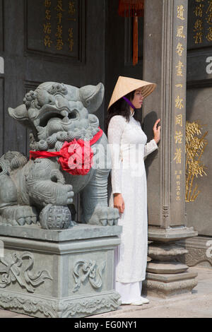 Frau trägt Ao Dai Kleid an Nghia An Hoi Quan Pagode, Cholon, Ho-Chi-Minh-Stadt, Vietnam Stockfoto