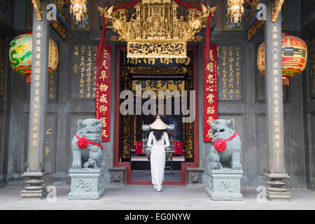 Frau trägt Ao Dai Kleid an Nghia An Hoi Quan Pagode, Cholon, Ho-Chi-Minh-Stadt, Vietnam Stockfoto