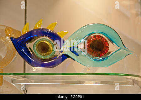 Beispiel von Murano Glas Kunstwerk Darstellung Augen auf Verkauf im Shop auf Calle Lungha Venedig Italien MURANO Glas Arbeit Kunst Venedig ITAL Stockfoto