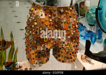 Murano Glas Kunstwerk zum Verkauf im Shop auf Calle Lungha Venedig Italien zeigt Hose mit mehreren Ornamente in Glas Stockfoto