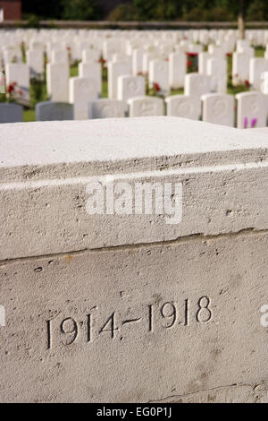 1914 - 1918 gemeißelt in Stein bei Menin Straße Süden Militärfriedhof in Ypern, Flandern, Belgien. Zum Gedenken an erster Weltkrieg Stockfoto