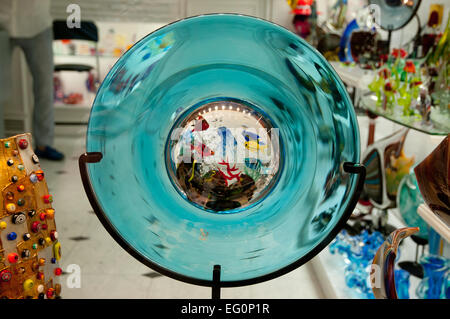 Murano Glas Kunstwerk zum Verkauf im Shop auf Calle Lungha Venedig Italien zeigt Aquarium mit Fischen Stockfoto