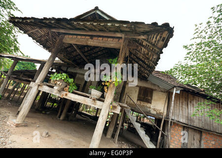 Kon Tum Minderheitengemeinschaften, Vietnam. Bahnar (Ba Na) ethnische Gruppe (traditionelles Haus). Stockfoto