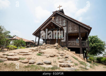 Kon Tum Minderheitengemeinschaften, Vietnam. Bahnar (Ba Na) ethnische Gruppe (Holzkirche). Stockfoto