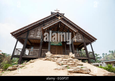 Kon Tum Minderheitengemeinschaften, Vietnam. Bahnar (Ba Na) ethnische Gruppe (Holzkirche). Stockfoto