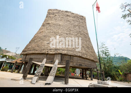 Kon Tum Minderheitengemeinschaften, Vietnam. Bahnar (Ba Na) ethnische Gruppe (Banhar Gemeinschaftshaus). Stockfoto