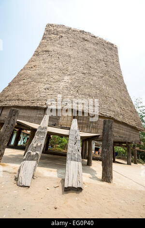 Kon Tum Minderheitengemeinschaften, Vietnam. Bahnar (Ba Na) ethnische Gruppe (Banhar Gemeinschaftshaus). Stockfoto