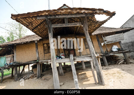 Kon Tum Minderheitengemeinschaften, Vietnam. Bahnar (Ba Na) ethnische Gruppe (traditionelles Haus). Stockfoto