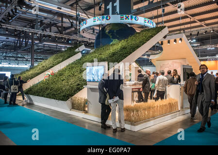 Mailand, Italien: Besucher Fuß vor der Expo 2015 Stand während BIT in Rho-Fiera in Mailand am 12. Februar 2015 Stockfoto