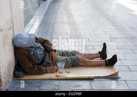 JERUSALEM, ISRAEL - 8. Oktober 2014: ein Obdachloser Bettler liegend auf einer Straße in Jerusalem Stockfoto