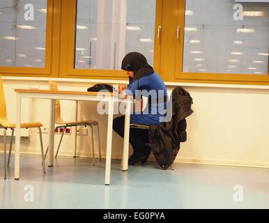 Ein muslimisches Mädchen sitzen in einer Bibliothek in Berlin, 8. Oktober 2014. Foto: Wolfram Steinberg/dpa Stockfoto