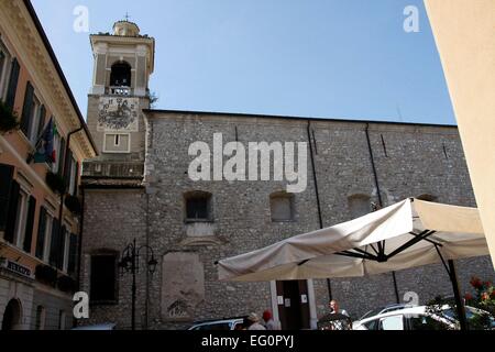 Die Kirche von San Francesco wurde 1289 von Franziskaner-Mönchen in Gargnano, Italien errichtet. Es ist eine einfache romanische Kirche. Im Jahr 1912 wurde die Kirche von der italienischen Regierung als nationales Denkmal eingestuft. Foto: Klaus Nowottnick Datum: 29. August 2014 Stockfoto