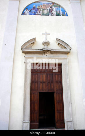 Die barocke Pfarrkirche Kirche San Benedetto in Limone Sul Garda. Es wurde auf den Ruinen einer antiken Basilika gebaut. Besonders sehenswert sind die 4 Marmor Altäre. Foto: Klaus Nowottnick Datum: 28. August 2014 Stockfoto