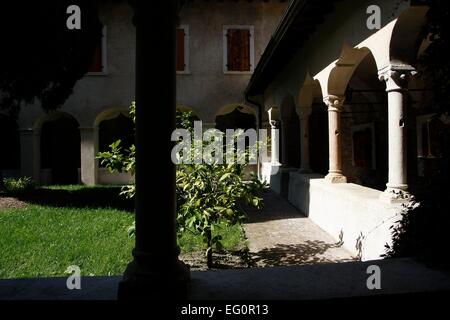 Ab 1289 bauen St. Franziskus von Assisi eine Kirche und ein Kloster in Gargnano. Sehenswert ist der Kreuzgang mit abwechslungsreichen reich verzierten Säulen. Gargnano ist eine Stadt-Ob He Westsite des Gardasee, Italien. Foto: Klaus Nowottnick Datum: 29. August 2014 Stockfoto