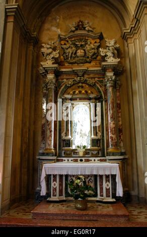 Altarraum (Chor) der Kirche San Francesco. Die Kirche wurde 1289 von Franziskaner-Mönchen in Gargnano, Italien errichtet. Es ist eine einfache romanische Kirche. Im Jahr 1912 wurde die Kirche von der italienischen Regierung als nationales Denkmal eingestuft. Foto: Klaus Nowot Stockfoto