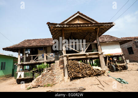 Kon Tum Minderheitengemeinschaften, Vietnam. Bahnar (Ba Na) ethnische Gruppe (traditionelles Haus). Stockfoto