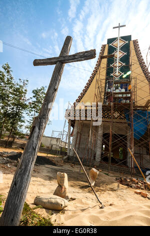 Kon Tum Minderheitengemeinschaften, Vietnam. Bahnar (Ba Na) ethnische Gruppe (Gebäude Kirche). Stockfoto