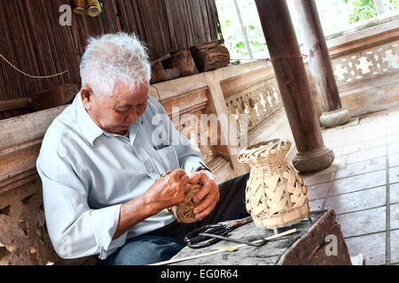 Bambus-Laterne-Herstellung in der handwerklichen Werkstatt, Hoi an, Vietnam, Asien. Stockfoto