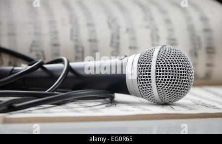 Mikrofon mit Kabel liegen zu den Noten Stockfoto