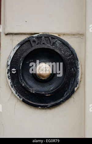 Tag-Türklingel mit Druckknopf Stockfoto