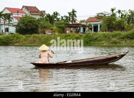 Traditionell gekleidete alte Frau aus ihrem kleinen Angelboot/Fischerboot, Hoi An, Vietnam, Indochina, Südost-Asien, Asien Angeln. Stockfoto