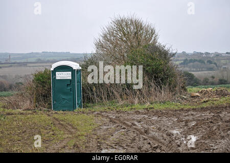 Eine tragbare Toilette in einem Feld Stockfoto