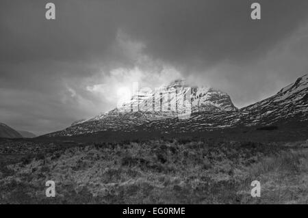 Gewitterwolken über Gipfelns in Torridon Stockfoto